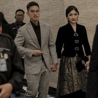 Hadir pada acara penghargaan, Kaesang dan Erina mengenakan pakaian bernuansa hitam. Erina memukau dengan rok batik A line hitam, sementara itu Kaesang tampil formal dengan setelan jas.  Foto: Dok Instagram Erinagudono