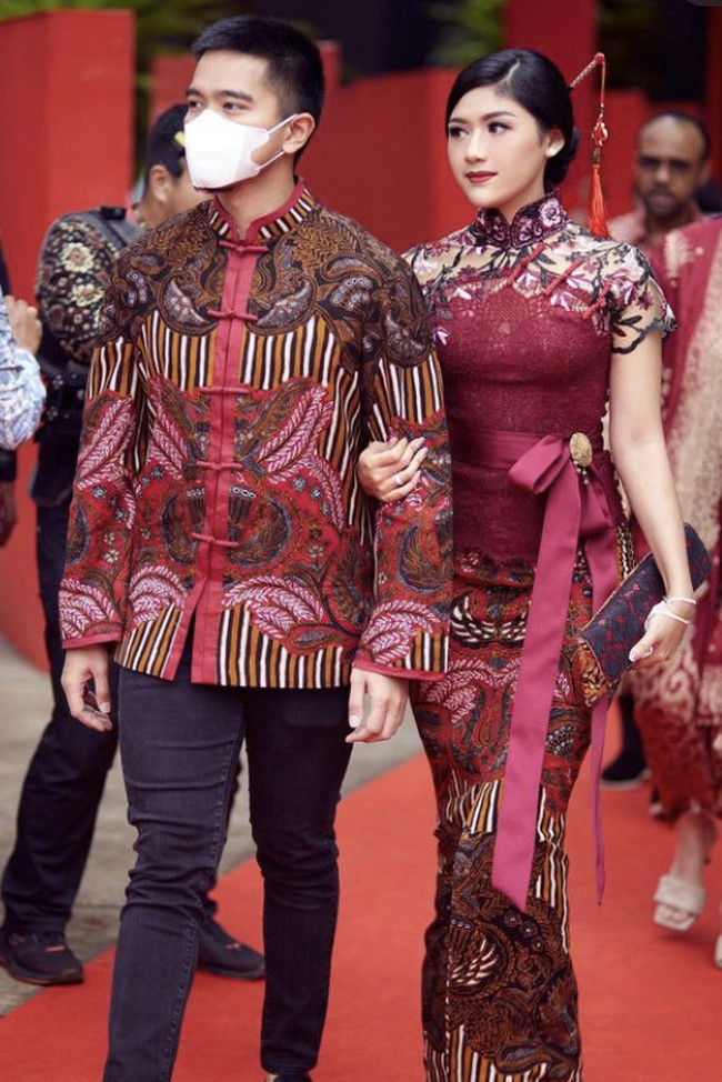 Ini penampilan Erina dan Kaesang saat merayakan Imlek Nasional 2023. Erina Gudono terlihat memesona mengenakan cheongsam model kebaya yang dipadupadankan dengan rok batik rancangan Anne Avantie. Foto: Dok Instagram Erinagudono