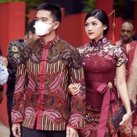 Ini penampilan Erina dan Kaesang saat merayakan Imlek Nasional 2023. Erina Gudono terlihat memesona mengenakan cheongsam model kebaya yang dipadupadankan dengan rok batik rancangan Anne Avantie. Foto: Dok Instagram Erinagudono