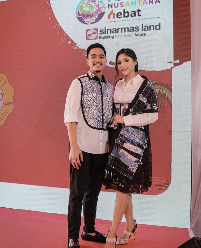 Erina Gudono dan Kaesang Pangarep juga tampil edgy dan kompak pakai batik bernuansa navy dan putih rancangan Wilsen Willim di sebuah acara. Foto: Dok Instagram Erinagudono