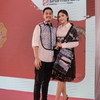 Erina Gudono dan Kaesang Pangarep juga tampil edgy dan kompak pakai batik bernuansa navy dan putih rancangan Wilsen Willim di sebuah acara. Foto: Dok Instagram Erinagudono
