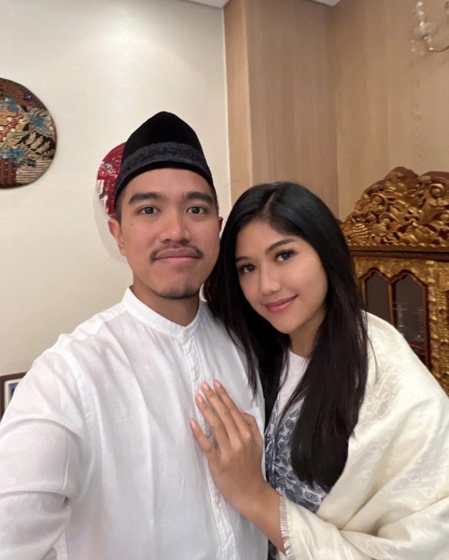 Beberapa foto kebersamaan sambil berpegangan tangan, hingga berpelukan dibagikan Kaesang dan Erina di Instagram. Tak hanya fotonya yang romantis, keterangan yang ditulis pasangan yang menikah pada Desember ini pun manis.  Foto: Dok Instagram Erinagudono