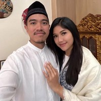 Beberapa foto kebersamaan sambil berpegangan tangan, hingga berpelukan dibagikan Kaesang dan Erina di Instagram. Tak hanya fotonya yang romantis, keterangan yang ditulis pasangan yang menikah pada Desember ini pun manis.  Foto: Dok Instagram Erinagudono