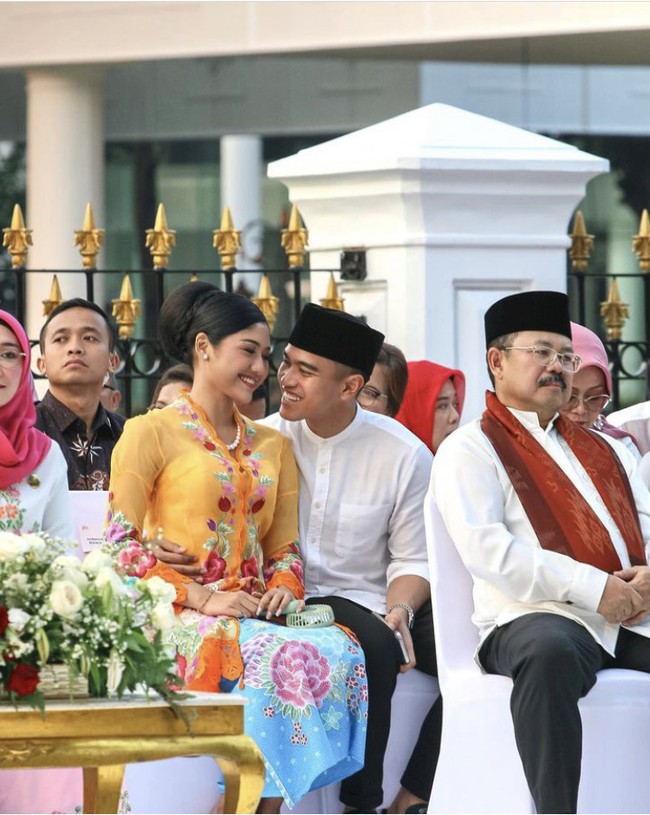 “Dalam setiap pelukan terdapat dunia penuh kasih sayang dan kehangatan. Seperti dua jiwa yang bersatu menghadapi segala lika-liku kehidupan bersama. Pelukan ini tidak hanya sekedar kontak fisik, tetapi juga simbol dari dukungan tak tergoyahkan dan ikatan tak terputus,” tulis Kaesang dalam unggahan fotonya bersama sang istri Foto: Dok Instagram Erinagudono