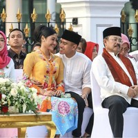 “Dalam setiap pelukan terdapat dunia penuh kasih sayang dan kehangatan. Seperti dua jiwa yang bersatu menghadapi segala lika-liku kehidupan bersama. Pelukan ini tidak hanya sekedar kontak fisik, tetapi juga simbol dari dukungan tak tergoyahkan dan ikatan tak terputus,” tulis Kaesang dalam unggahan fotonya bersama sang istri Foto: Dok Instagram Erinagudono