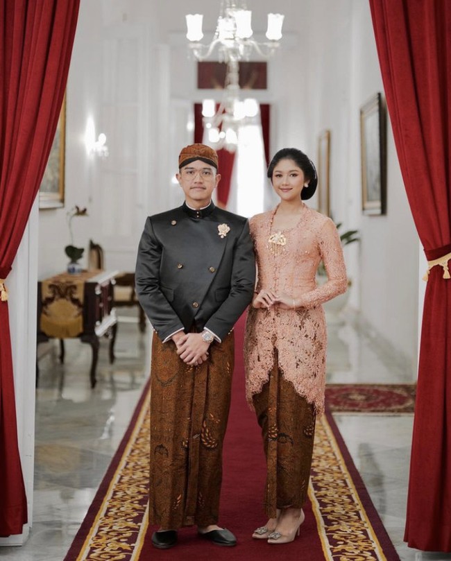 Pasangan Kaesang dan Erina Gudono selalu tampil kompak dalam berbagai acara. Keduanya pun tak sungkan untuk memperlihatkan bahasa tubuh yang penuh cinta kepada khalayak.  Foto: Dok Instagram Erinagudono