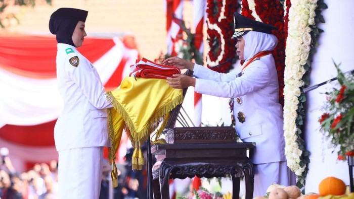 Gubernur Jatim Khofifah Indar Parawansa saat memimpin Upacara Peringatan Detik-detik Proklamasi ke-78 RI