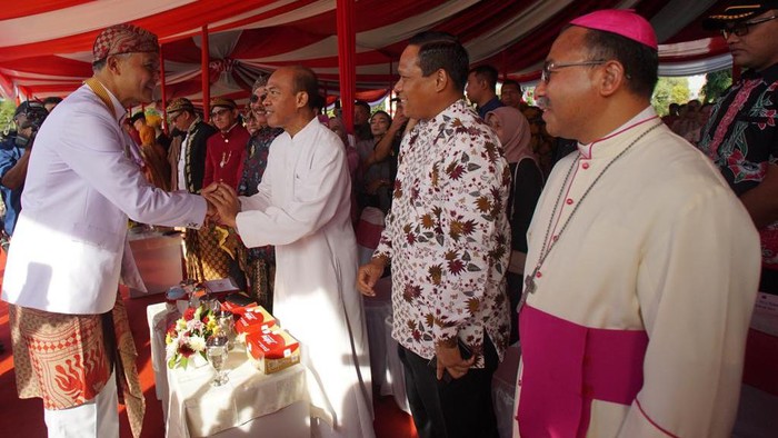 Gubernur Jawa Tengah Ganjar Pranowo mengenakan pakaian adat Jawa Barat saat menjadi inspektur upacara Hari Ulang Tahun (HUT) ke-78 Republik Indonesia (RI), di Lapangan Simpang Lima, Kota Semarang