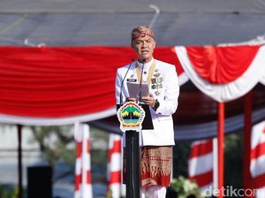 Berbaju Adat Sunda, Ganjar Pamitan di Upacara HUT RI Terakhir Sebagai Gubernur