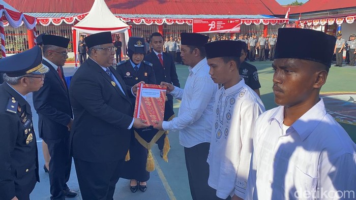 Gubernur Sultra Ali Mazi secara simbolis menyerahkan remisi HUT RI ke narapidana.