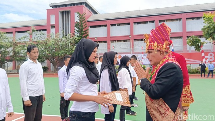 Gubsu Edy Rahmayadi menyerahkan remisi ke nara pidana. (Farid Achyadi Siregar/detikSumut)