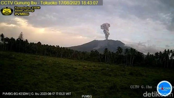 Gunung Ibu mengalami erupsi hari ini. Dokumen Istimewa
