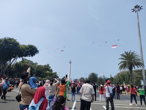 Helikopter TNI AU Kibarkan Bendera Merah Putih di Atas Monas, Warga Bersorak