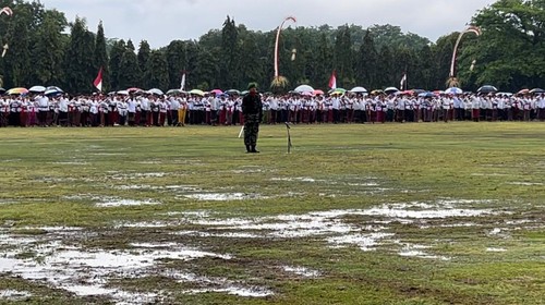 Hujan mengguyur upacara bendera memperingati HUT ke-78 Kemerdekaan RI di Lapangan Puputan Margarana Niti Mandala, Renon, Denpasar, Bali, Kamis pagi (17/8/2023).