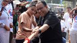 HUT RI, Anies Ikut Lomba Tarik Tambang dan Gebuk Bantal