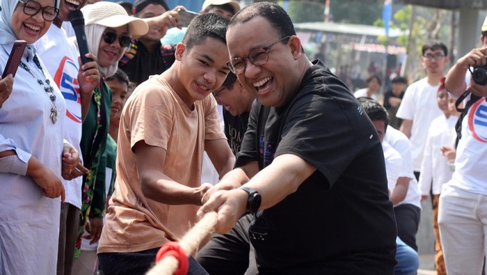 Bakal calon presiden dari Koalisi Perubahan Anies Baswedan (tengah) mengikuti lomba tarik tambang dan gebuk bantal di Lebak Bulus, Cilandak, Jakarta Selatan, Kamis (17/8/2023).
