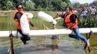 Anies juga mengikuti lomba gebuk bantal, 