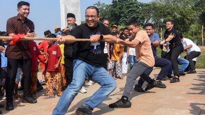 HUT RI, Anies Ikut Lomba Tarik Tambang dan Gebuk Bantal