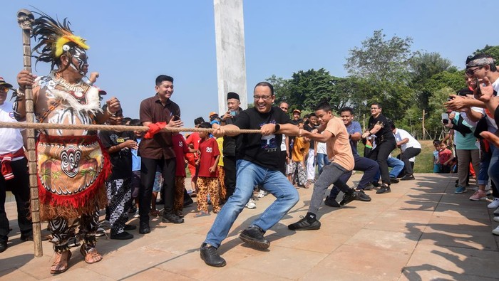Bakal calon presiden dari Koalisi Perubahan Anies Baswedan (tengah) mengikuti lomba tarik tambang dan gebuk bantal di Lebak Bulus, Cilandak, Jakarta Selatan, Kamis (17/8/2023).