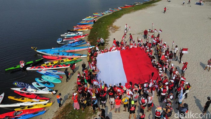 Ratusan pendayung dari Komunitas Dayung Jakarta membentangkan bendera merah putih raksasa di perairan teluk Jakarta, Kamis (17/8/2023). Aksi ini untuk memperingati HUT ke-78 RI.