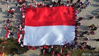 HUT RI, Bendera Merah Putih Raksasa Dibentangkan Di Teluk Jakarta