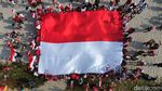 HUT RI, Bendera Merah Putih Raksasa Dibentangkan di Teluk Jakarta