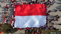 Para pendayung yang melakukan aksi membentangkan bendera ini berasal dari Komunitas Dayung Jakarta. 