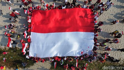 HUT RI, Bendera Merah Putih Raksasa Dibentangkan di Teluk Jakarta