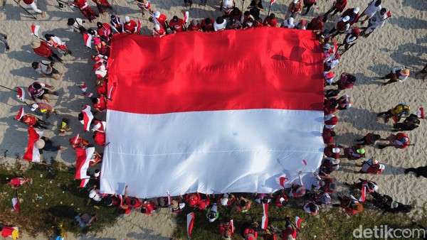 HUT RI, Bendera Merah Putih Raksasa Dibentangkan di Teluk Jakarta