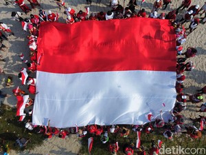 Ini 10 Tradisi & Lomba Unik Hari Kemerdekaan 17 Agustus, Pawai hingga Sepakbola Durian!