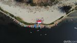 HUT RI, Bendera Merah Putih Raksasa Dibentangkan di Teluk Jakarta