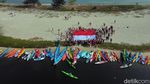 HUT RI, Bendera Merah Putih Raksasa Dibentangkan di Teluk Jakarta