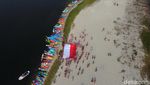 HUT RI, Bendera Merah Putih Raksasa Dibentangkan di Teluk Jakarta