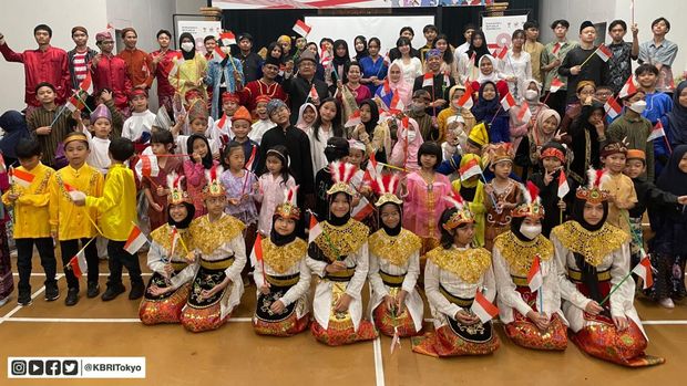 Dubes RI untuk Jepang Heri Akhmadi bersama para pelajar di Sekolah Republik Indonesia Tokyo, Kamis (17/8/2023)