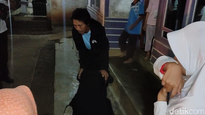 Ida, TKW Cianjur yang jadi PSK sujud di kaki ayahnya saat pulang ke rumahnya