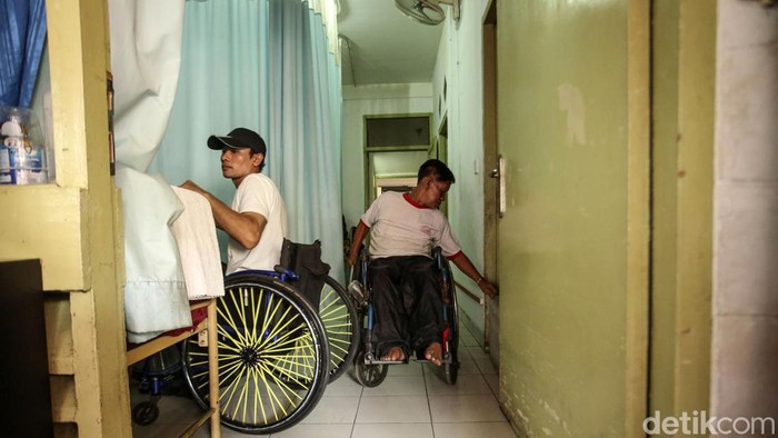 Intip Keseruan Penyandang Disabilitas Lomba HUT RI Lomba untuk memperingati HUT ke-78 RI juga digelar di Yayasan Wisma Cheshire, Jakarta, Kamis (17/8). Belasan penyandang disabilitas memeriahkan lomba tersebut.