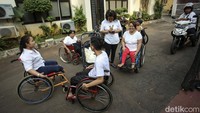 Beberapa penyandang disabilitas berbincang-bincang di sela-sela lomba HUT RI.  