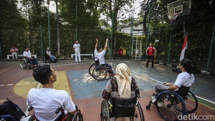 Intip Keseruan Penyandang Disabilitas Lomba HUT RI Penyandang disabilitas mengikuti lomba pada puncak perayaan HUT ke-78 Kemerdekaan RI di Yayasan Wisma Cheshire, Jakarta, Kamis (17/8/2023).