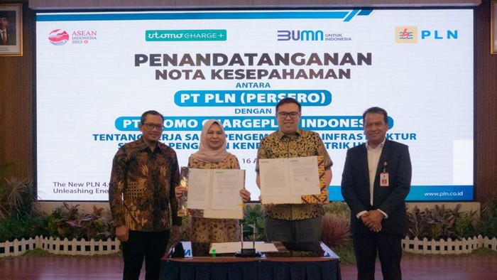 Pengisian daya mobil listrik di salah satu SPKLU di Medan
