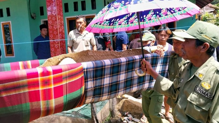 Jenazah Sidin, anggota linmas yang meninggal di Sukabumi.