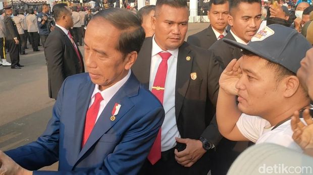 Jokowi layani permintaan selfie warga (Dwi Rahmawati/detikcom)