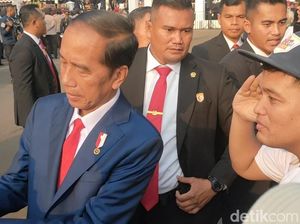 Jokowi Turuti Permintaan Warga Berselfie Sebelum Upacara Penurunan Bendera