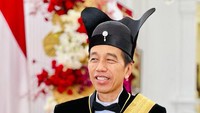 Baju adat Ageman Songkok Singkepan Ageng yang dikenakan Jokowi berasal dari Keraton Kasunanan Surakarta Hadiningrat. 
