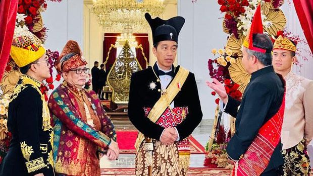 Presiden Joko Widodo (Jokowi) kembali memakai baju adat di upacara peringatan HUT ke-78 RI di Istana Merdeka, Jakarta Pusat. Kali ini Jokowi mengenakan baju adat Ageman Songkok Singkepan Ageng dari Keraton Kasunanan Surakarta Hadiningrat.