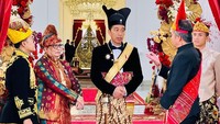 Jokowi akan memimpin upacara dengan mengenakan baju adat Ageman Songkok Singkepan Ageng. 