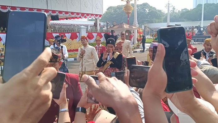 Jokowi sapa warga jelang upacara HUT RI (Rizky/detikcom)