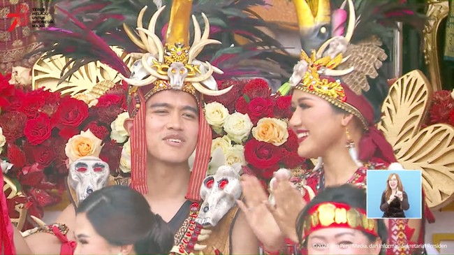 “Kami memakai baju kawasaran sebagai lambang penghormatan kami kepada para WARANEY (ksatria) bangsa yang telah berjuang melawan penjajah. Kami nyalakan jiwa muda ksatria WARANEY untuk melanjutkan perjuangan memajukan bangsa,” tulis menantu Presiden Jokowi itu. Foto: dok. YouTube Sekretariat Presiden