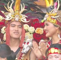 “Kami memakai baju kawasaran sebagai lambang penghormatan kami kepada para WARANEY (ksatria) bangsa yang telah berjuang melawan penjajah. Kami nyalakan jiwa muda ksatria WARANEY untuk melanjutkan perjuangan memajukan bangsa,” tulis menantu Presiden Jokowi itu. Foto: dok. YouTube Sekretariat Presiden