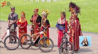 Kaesang foto bersama dengan empat pemenang lainnya di depan mimbar kehormatan bersama sepeda mereka masing-masing. Pemenang busana terbaik tahun ini, ada Raja Amarasi (paling kanan) dengan pakaian adat NTT, Greti (sisi kiri Raja Amarasi) pakaian adat Bengkulu, Kohar (sisi kiri Greti) dengan baju adat Banyuwangi, Sri Mulyani (sisi kiri Kohar) dengan pakaian adat Soe, Kabupaten Timor Tengah Selatan, NTT, dan Kaesang Pangarep dengan  pakaian adat Minahasa. Foto: dok. YouTube Sekretariat Presiden