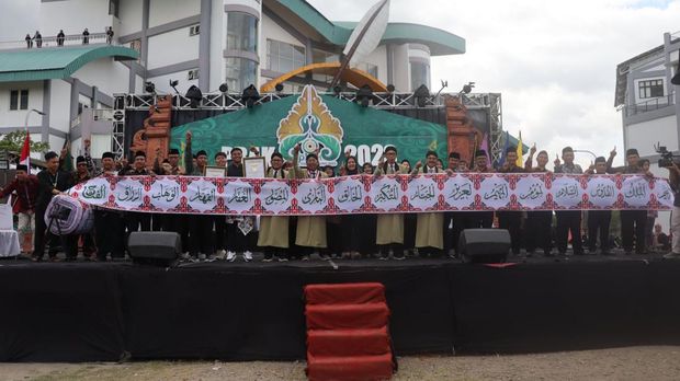 kaligrafi asmaul husna raih rekor muri